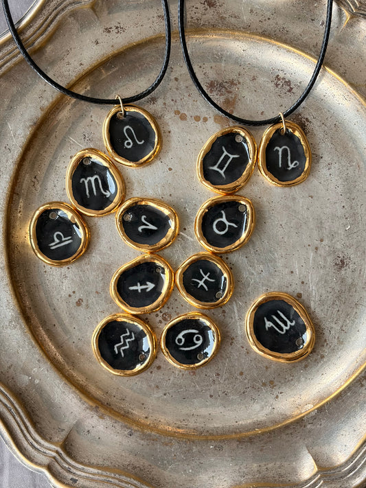 Naszyjnik z porcelanową zawieszką ze znakiem zodiaku