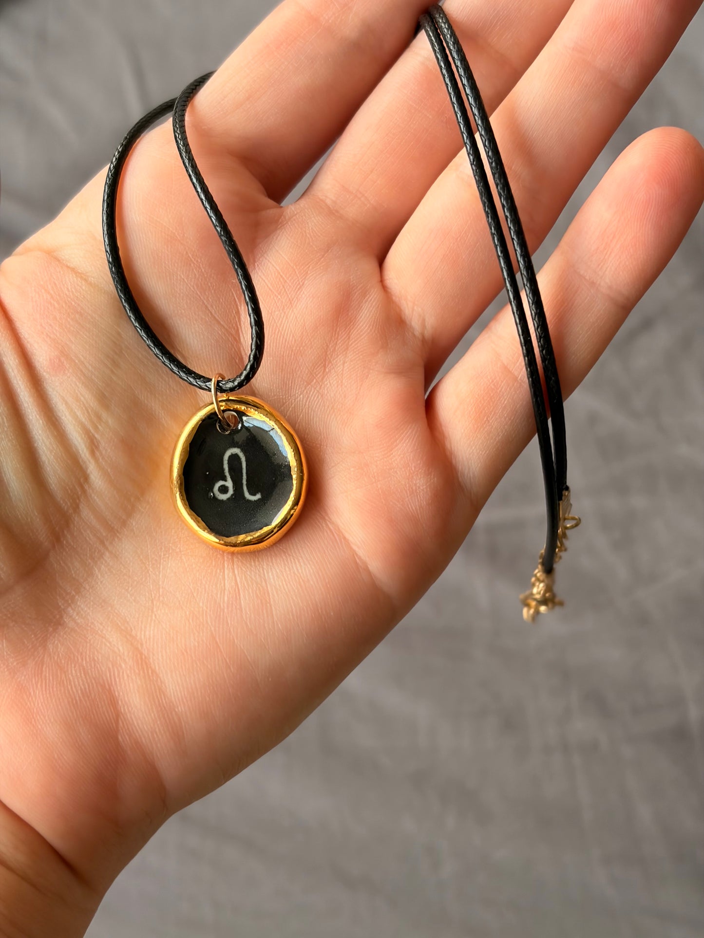 Naszyjnik z porcelanową zawieszką ze znakiem zodiaku