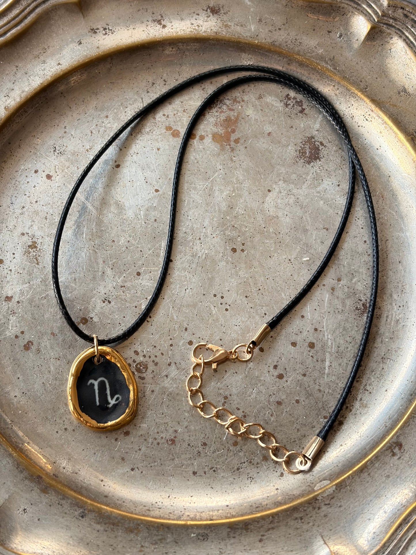 Naszyjnik z porcelanową zawieszką ze znakiem zodiaku