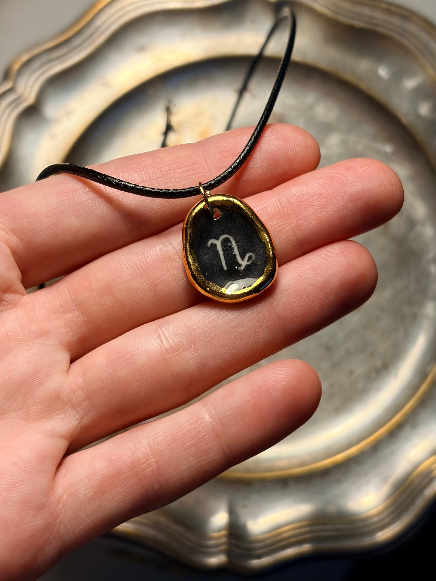 Naszyjnik z porcelanową zawieszką ze znakiem zodiaku