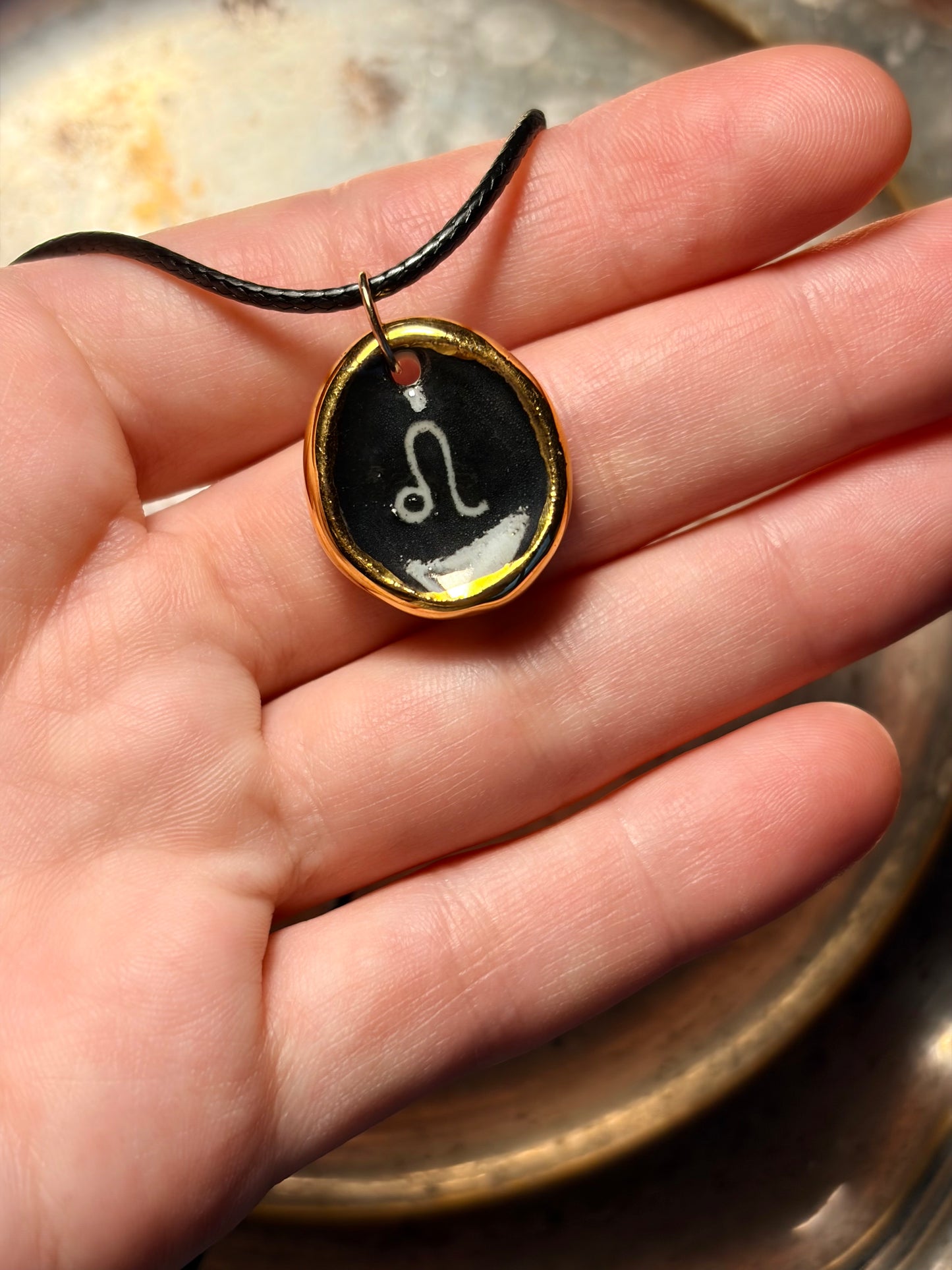 Naszyjnik z porcelanową zawieszką ze znakiem zodiaku