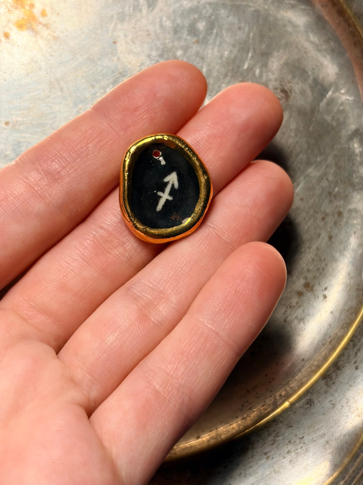 Naszyjnik z porcelanową zawieszką ze znakiem zodiaku