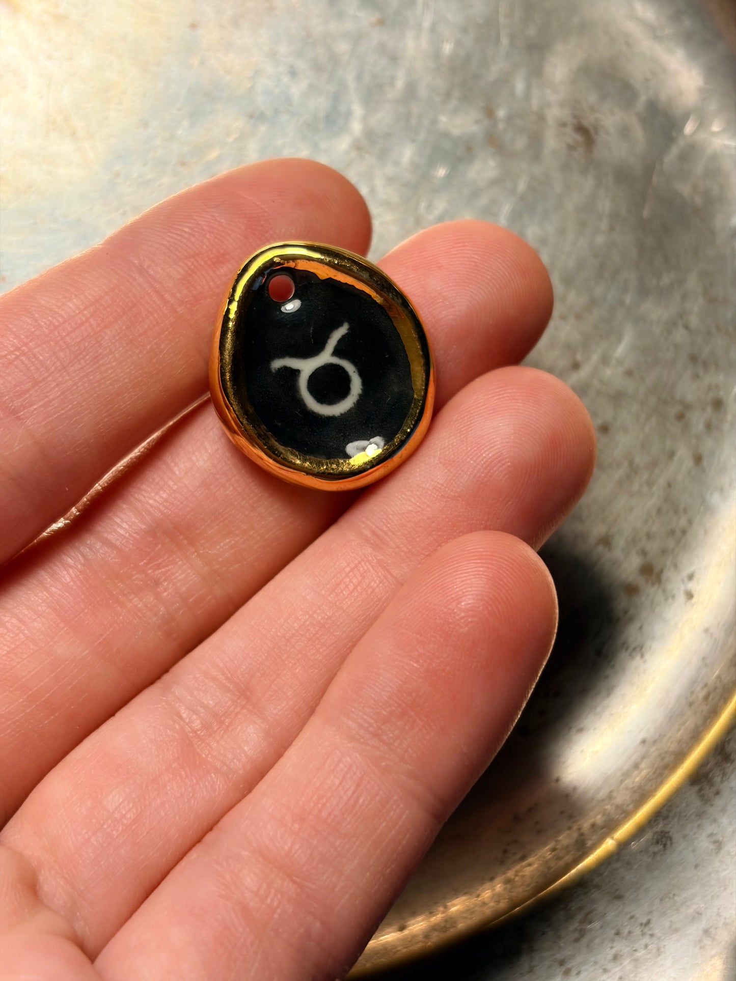 Naszyjnik z porcelanową zawieszką ze znakiem zodiaku