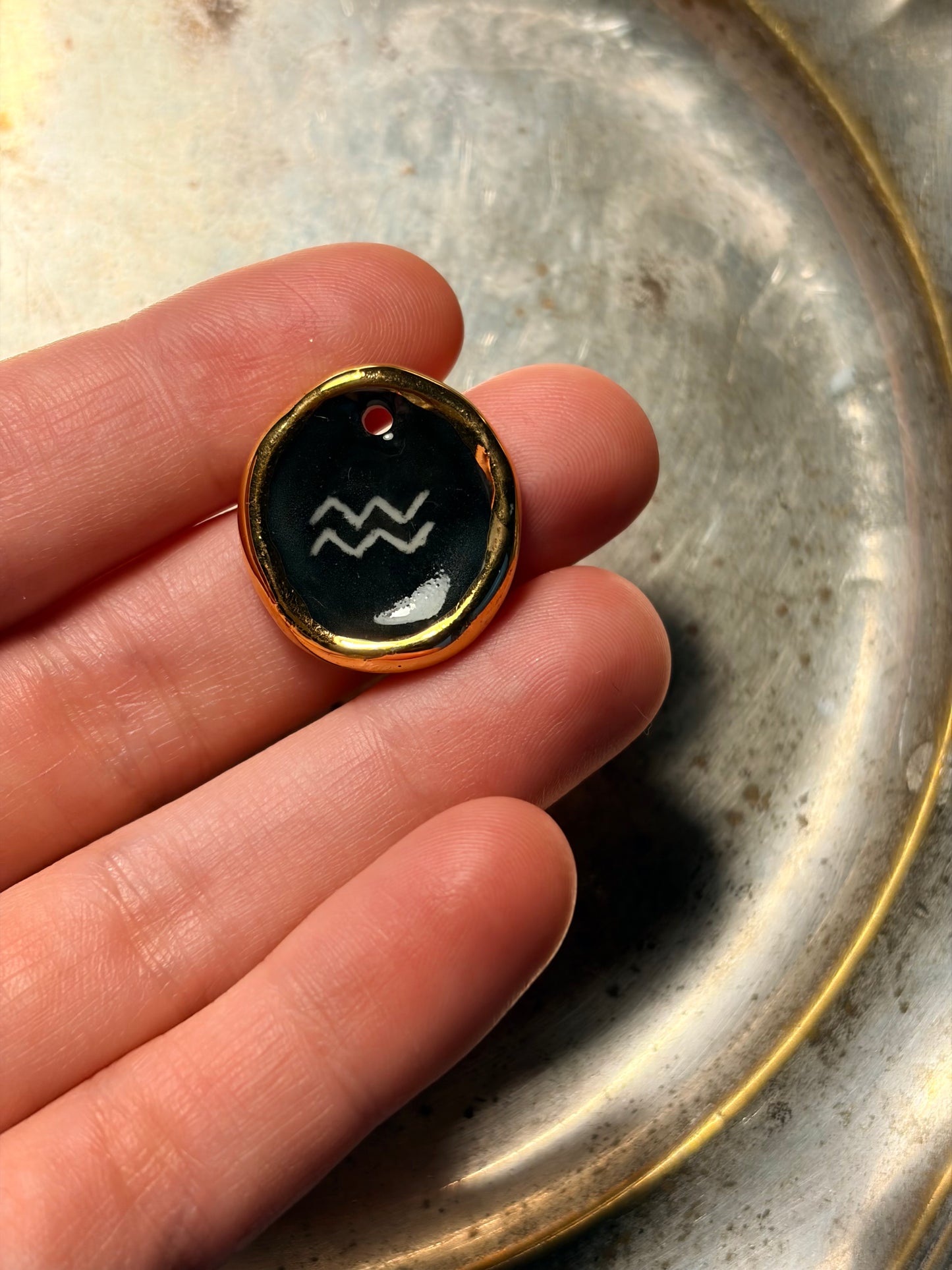 Naszyjnik z porcelanową zawieszką ze znakiem zodiaku