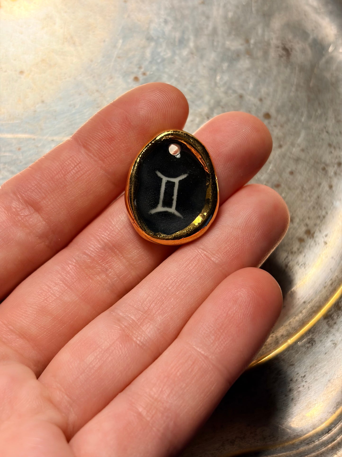 Naszyjnik z porcelanową zawieszką ze znakiem zodiaku