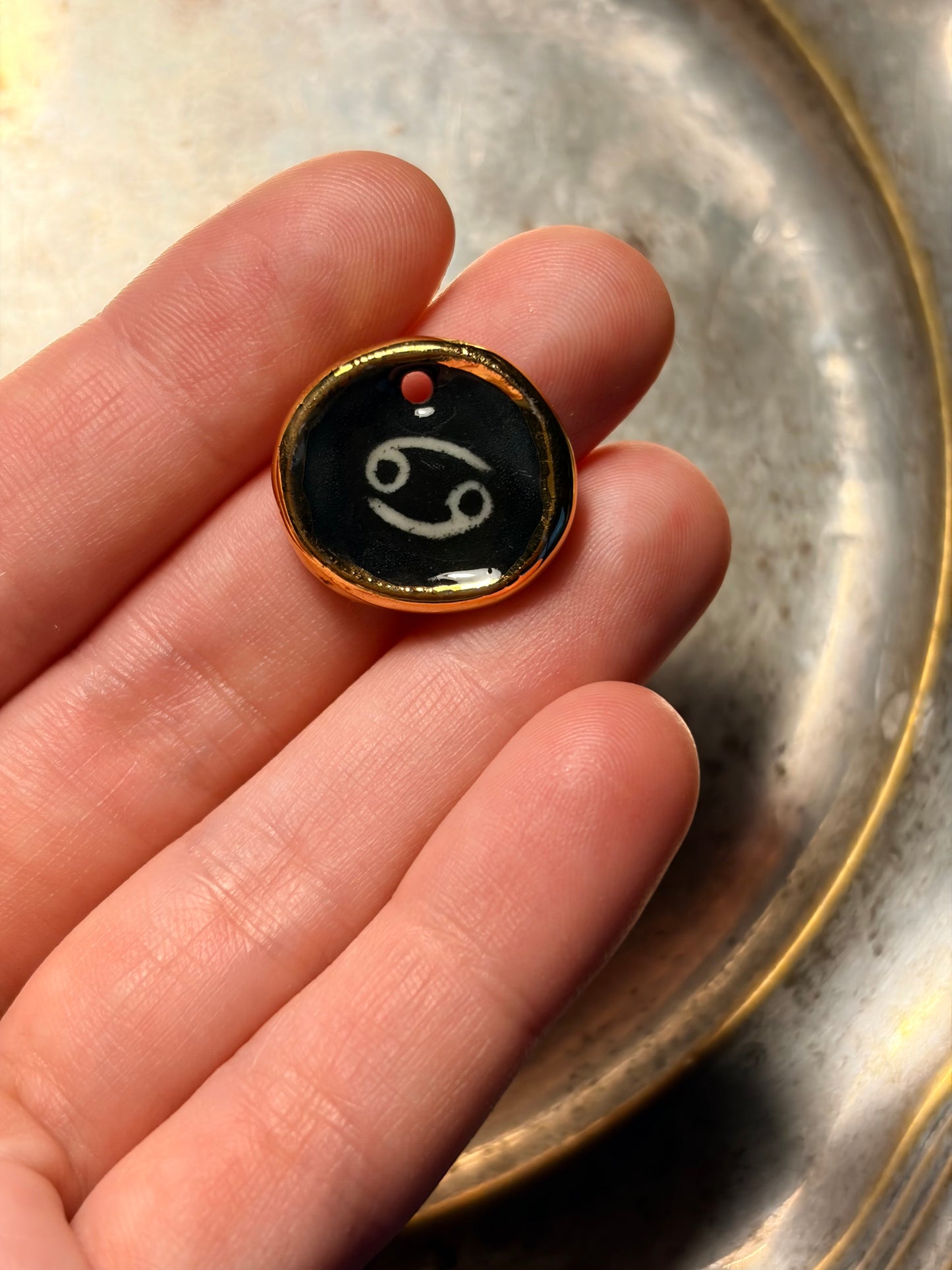 Naszyjnik z porcelanową zawieszką ze znakiem zodiaku