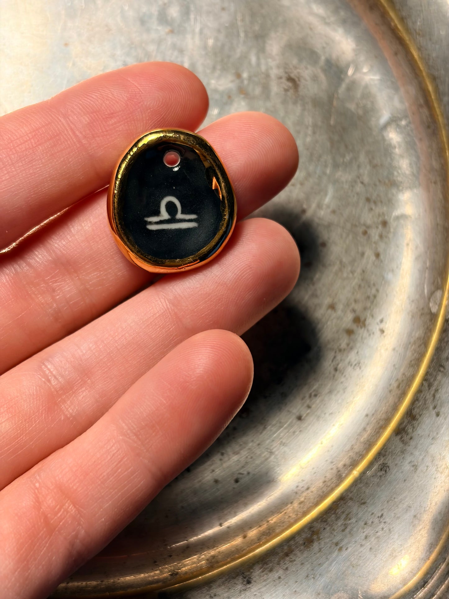 Naszyjnik z porcelanową zawieszką ze znakiem zodiaku