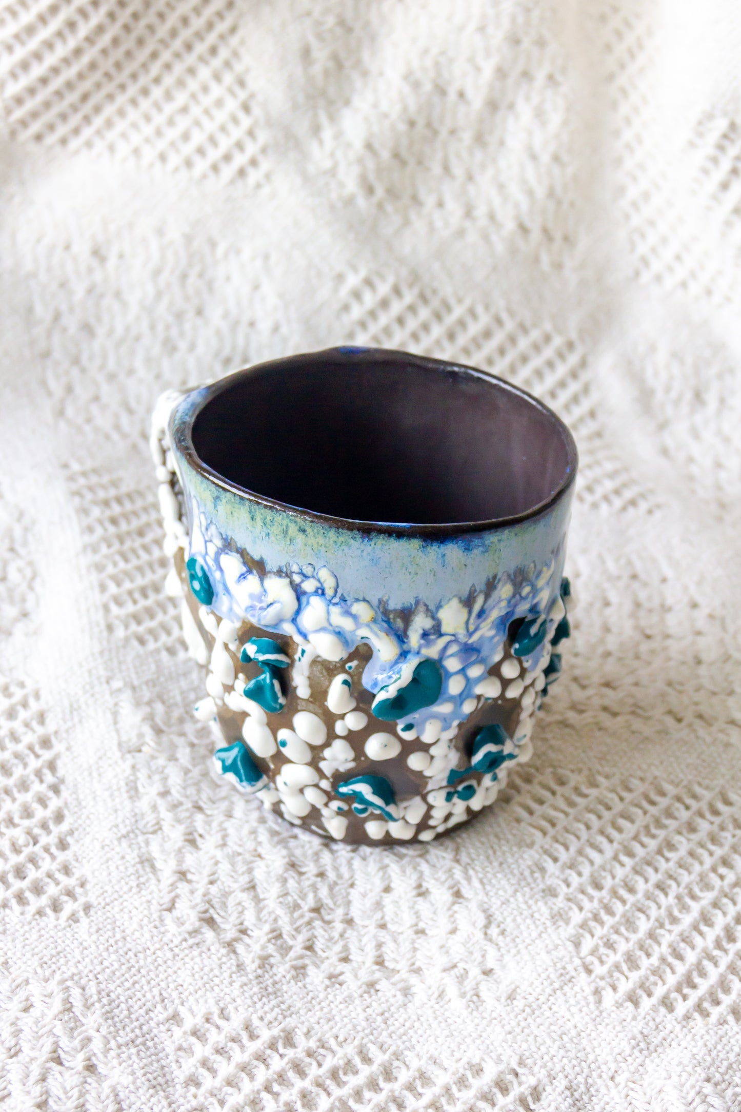 Kubek ceramiczny „Tripto” czarno-biało-niebieski