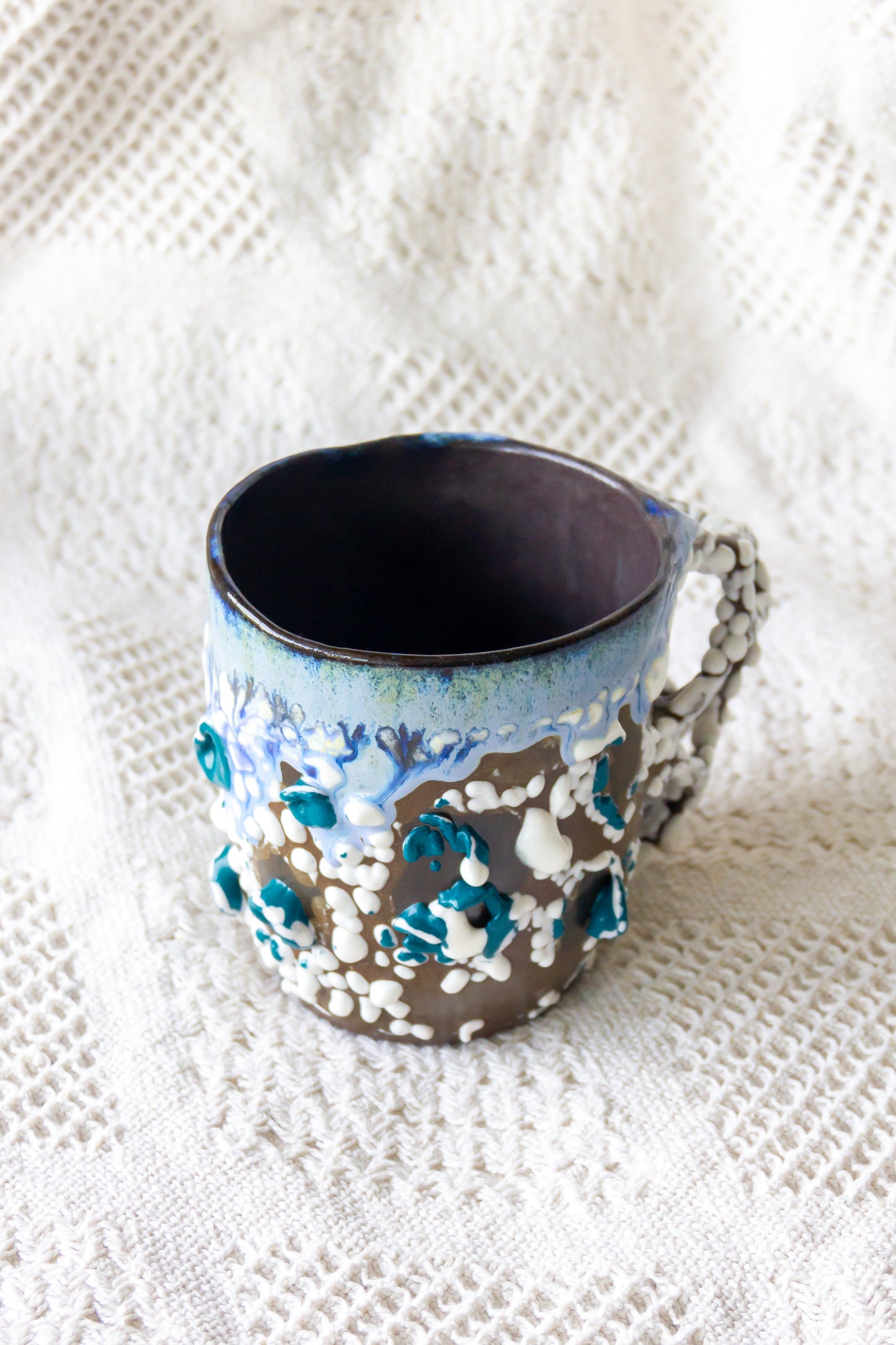Kubek ceramiczny „Tripto” czarno-biało-niebieski
