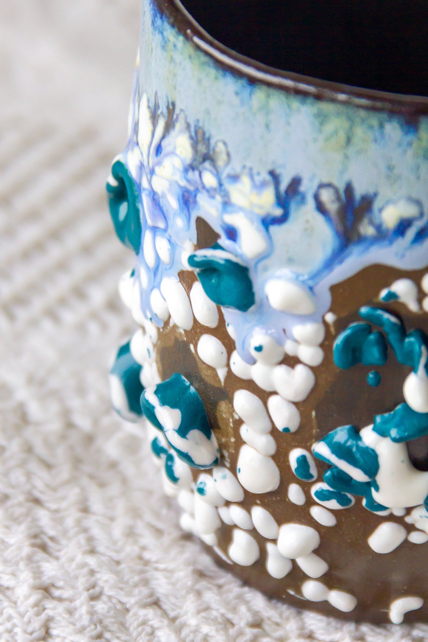 Kubek ceramiczny „Tripto” czarno-biało-niebieski