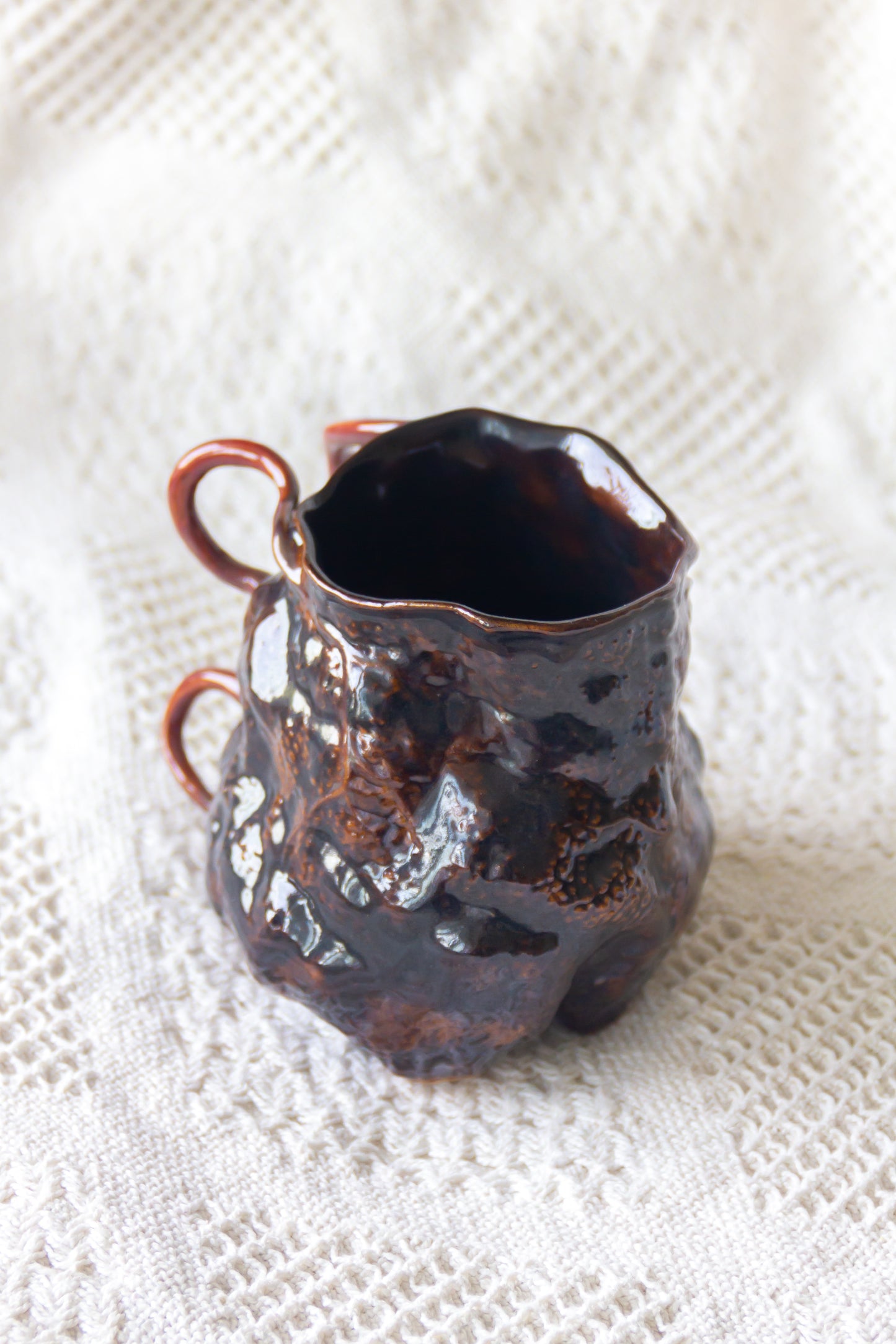 Kubek ceramiczny “Couroupita” brązowo-czarny