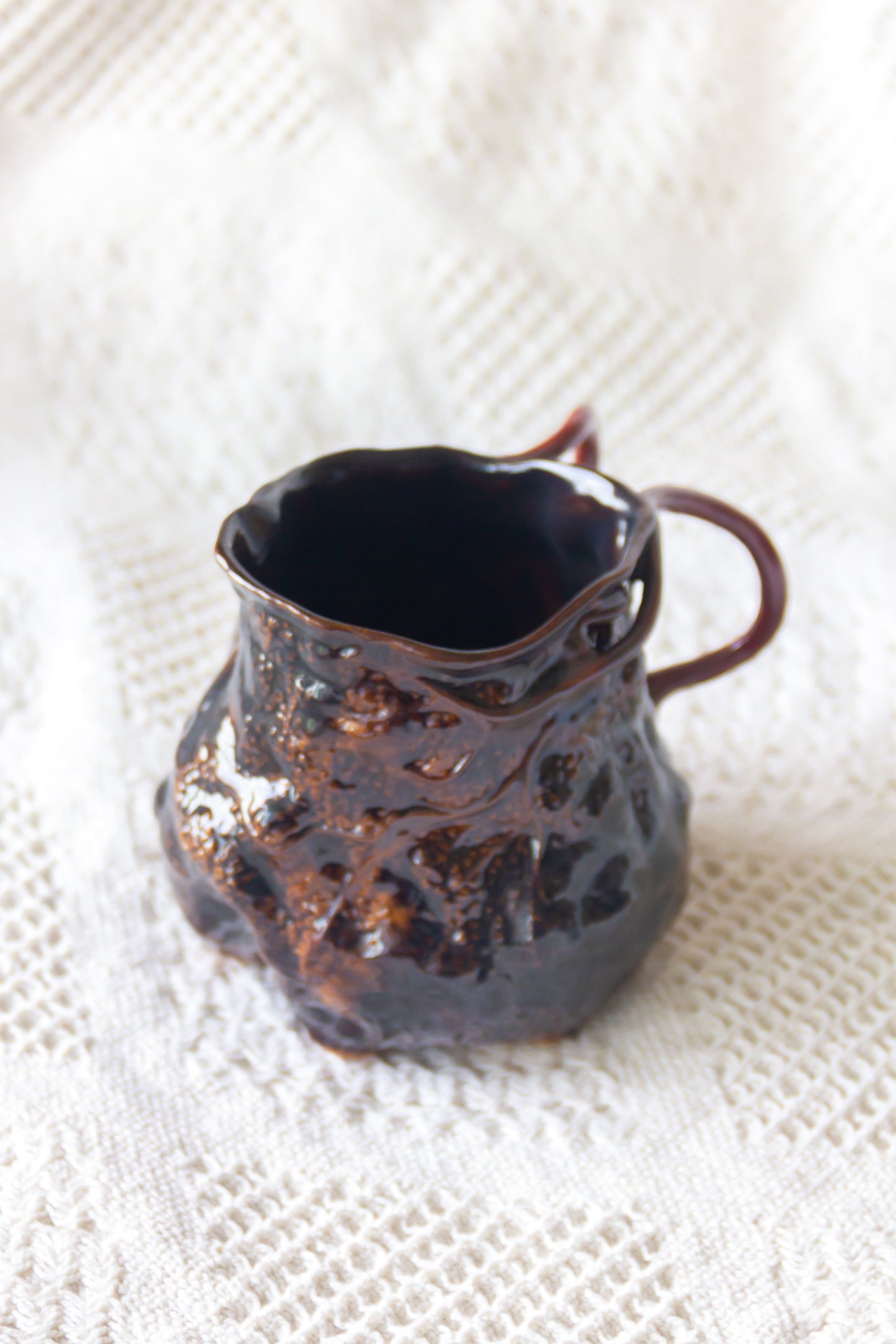 Kubek ceramiczny “Couroupita” brązowo-czarny