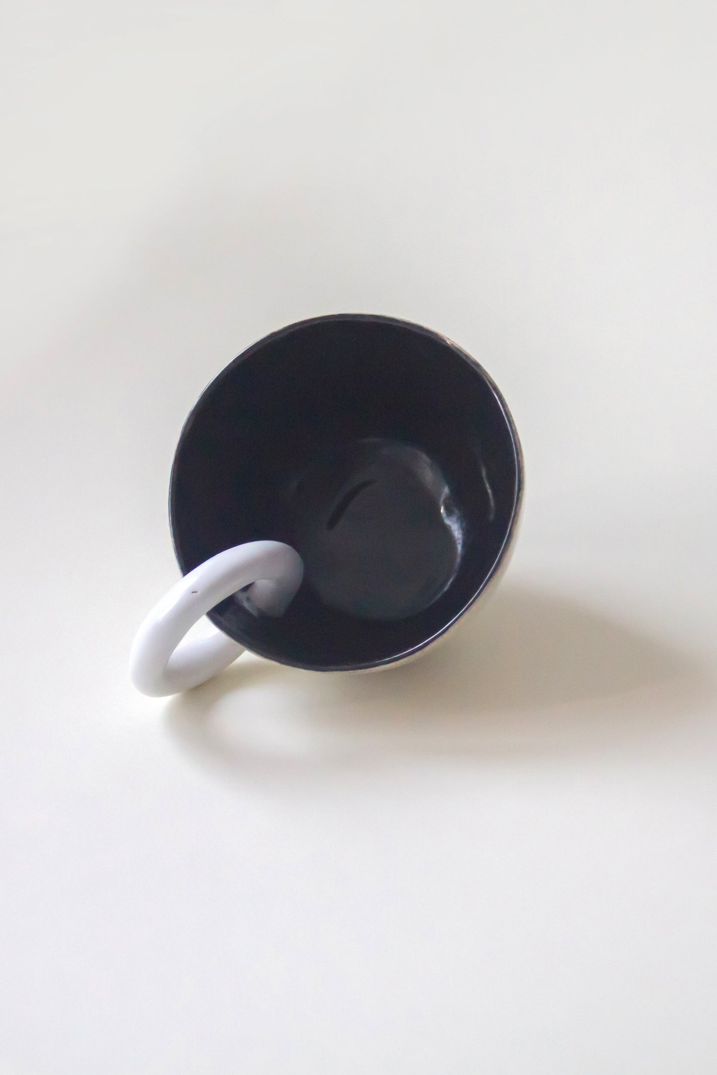 Kubek ceramiczny w kolorze czarno-białym oraz efektem krakle