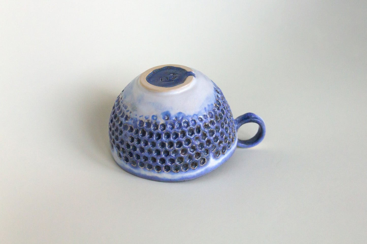Kubek ceramiczny w kolorze granatowo-białym