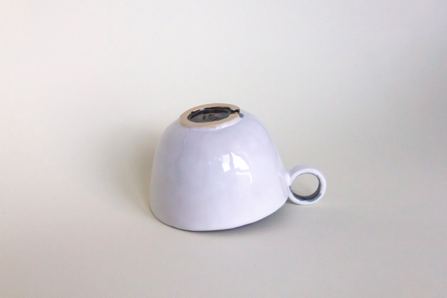 Kubek ceramiczny w kolorze granatowo-białym z plamkami