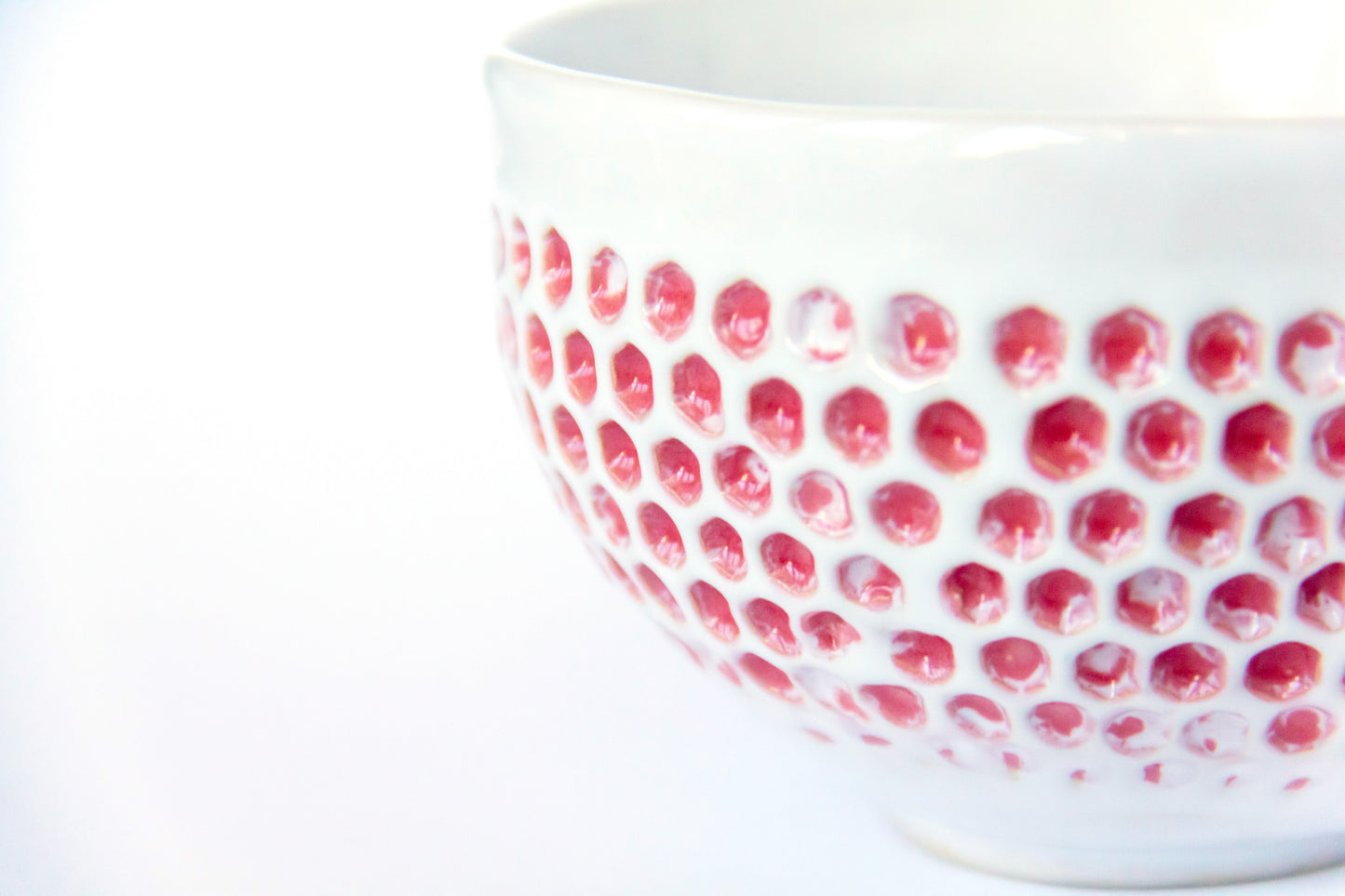 Kubek ceramiczny ze wzorem w kolorze biało-różowym