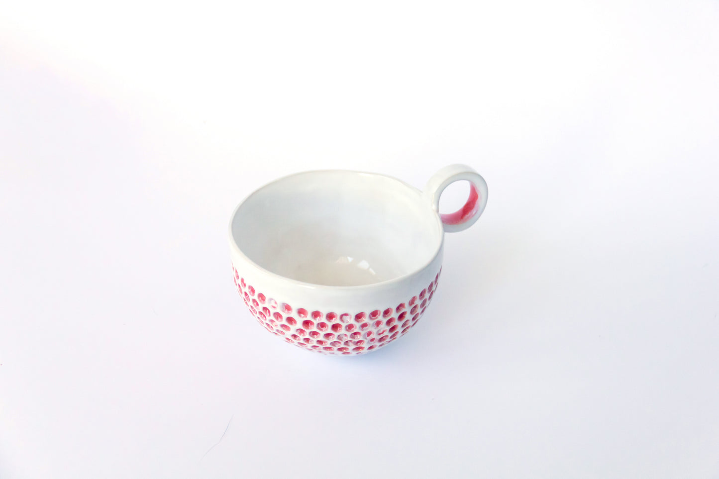 Kubek ceramiczny ze wzorem w kolorze biało-różowym
