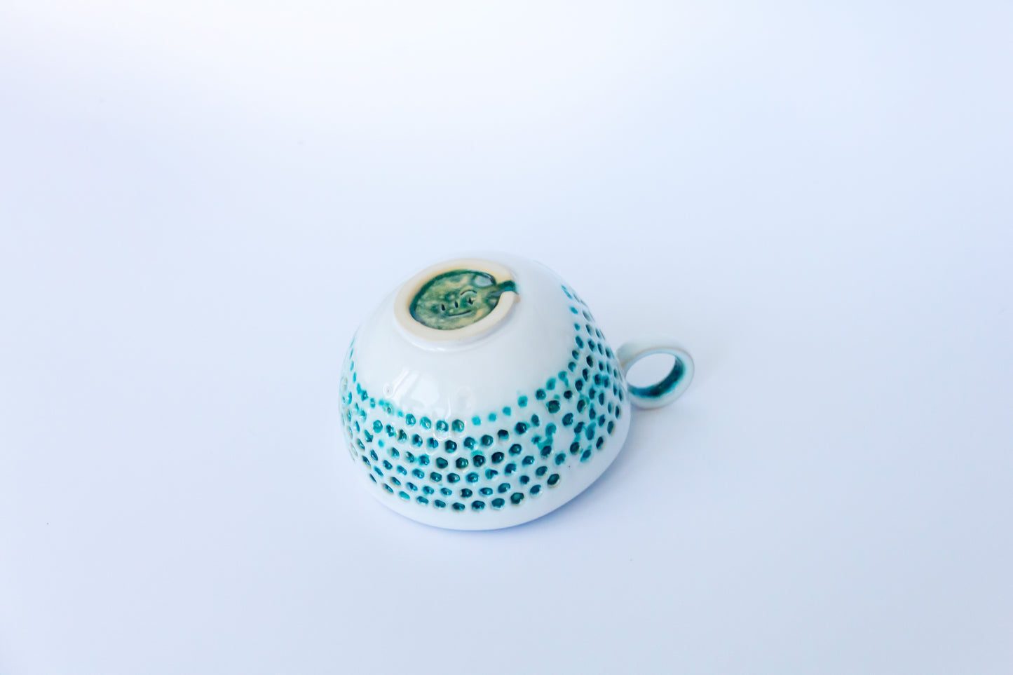 Kubek ceramiczny ze wzorem w kolorze biało-zielonym