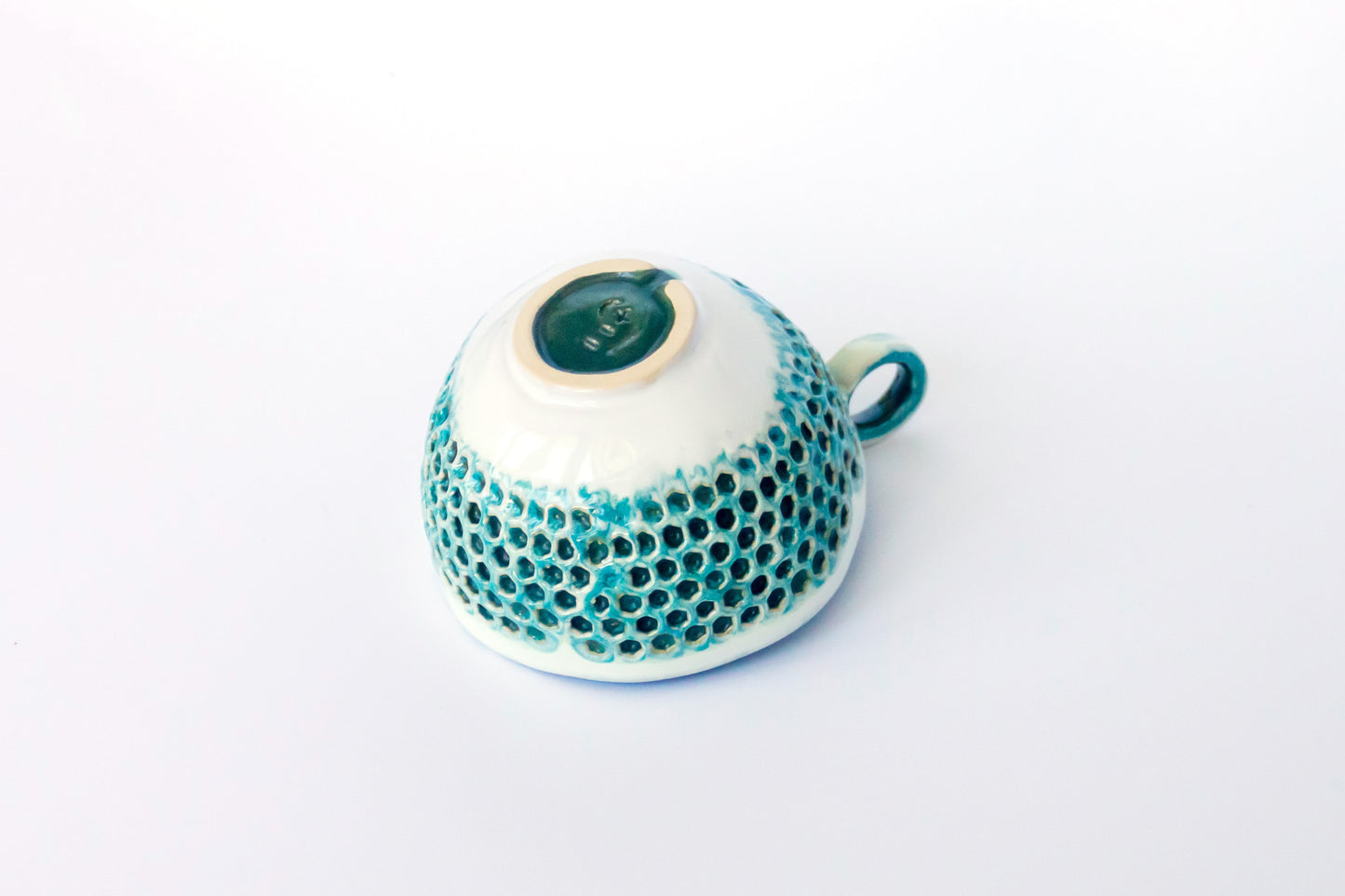Kubek ceramiczny ze wzorem w kolorze biało-zielonym