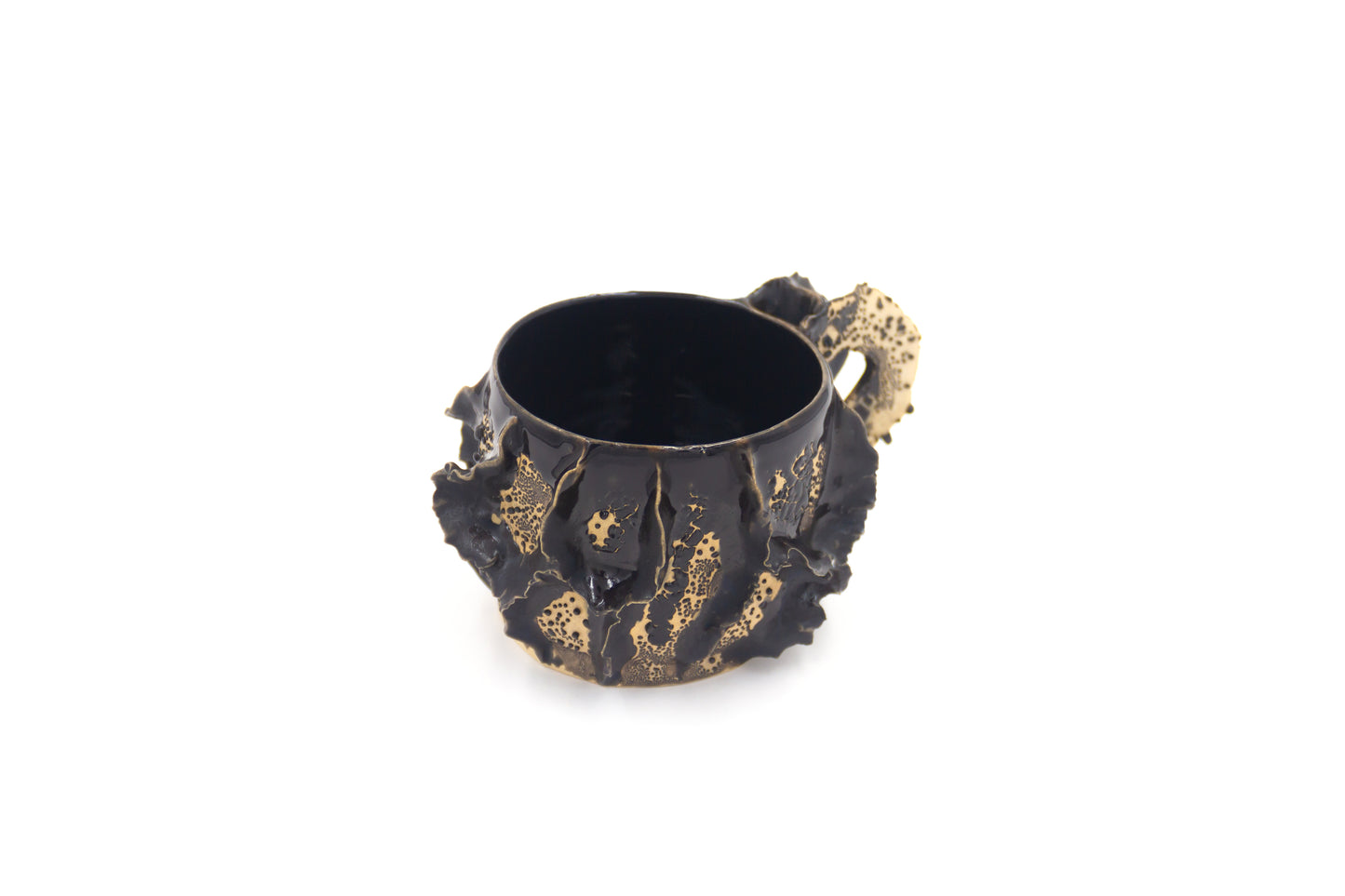 Kubek ceramiczny w kolorze czarno-beżowym