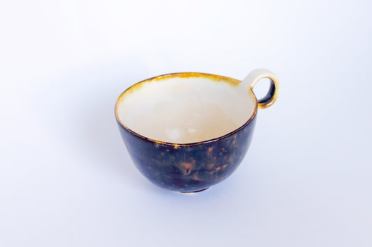 Kubek ceramiczny w kolorze beżowo-brązowym