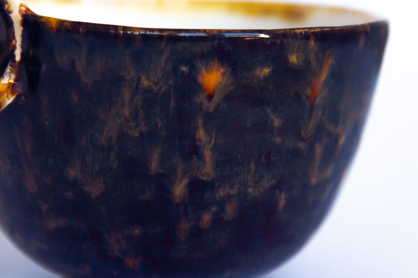 Kubek ceramiczny w kolorze beżowo-brązowym