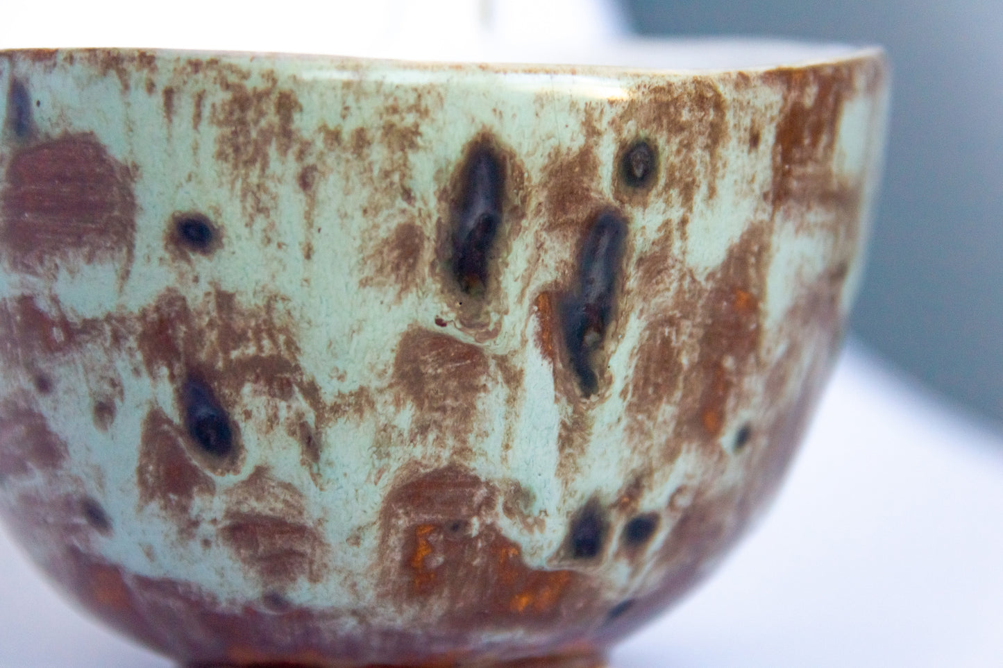 Kubek ceramiczny w kolorze biało-brązowym z plamkami