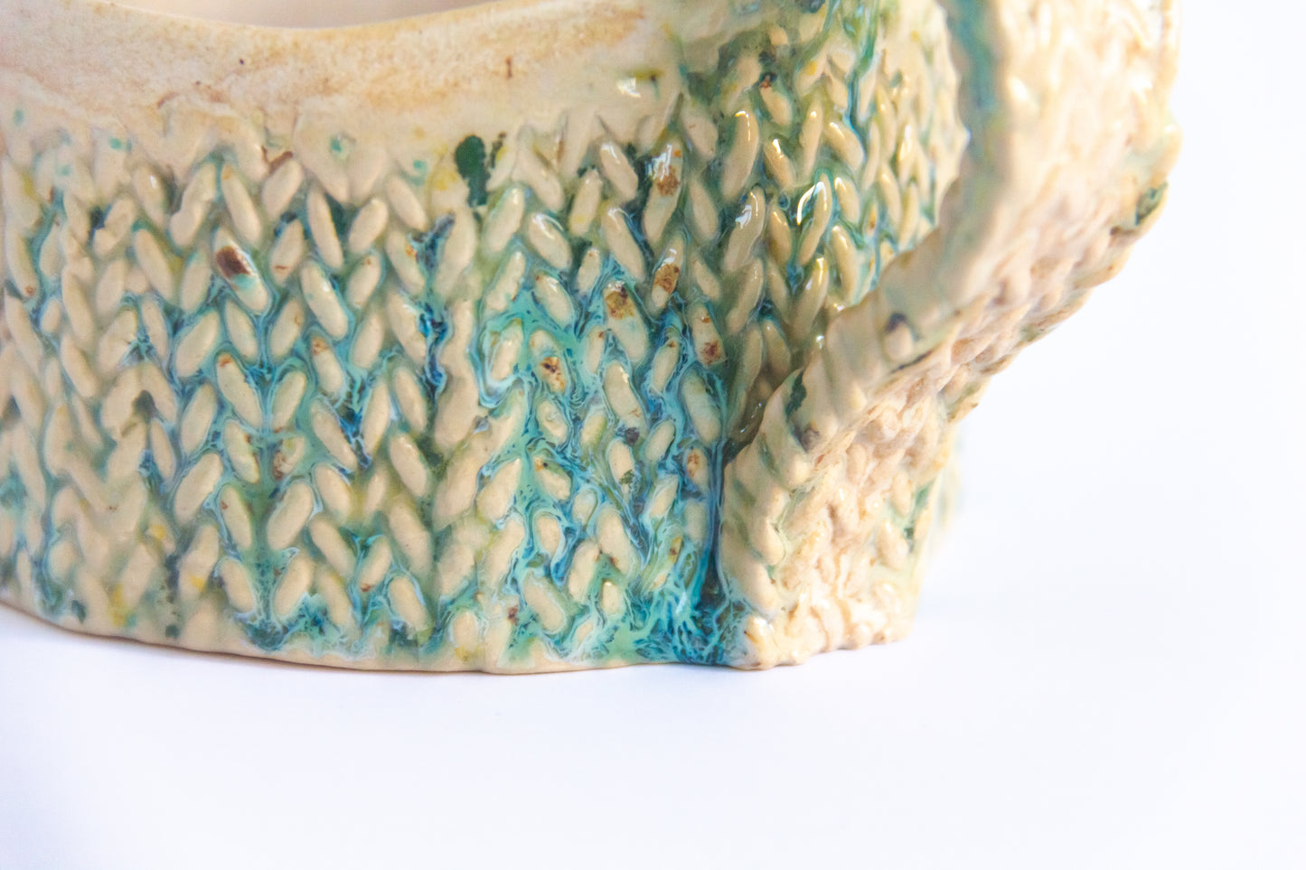 Kubek ceramiczny ze wzorem w kolorze beżowo-zielonym