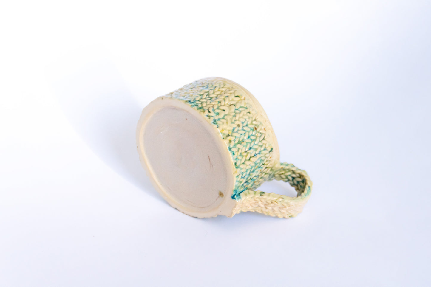 Kubek ceramiczny ze wzorem w kolorze beżowo-zielonym