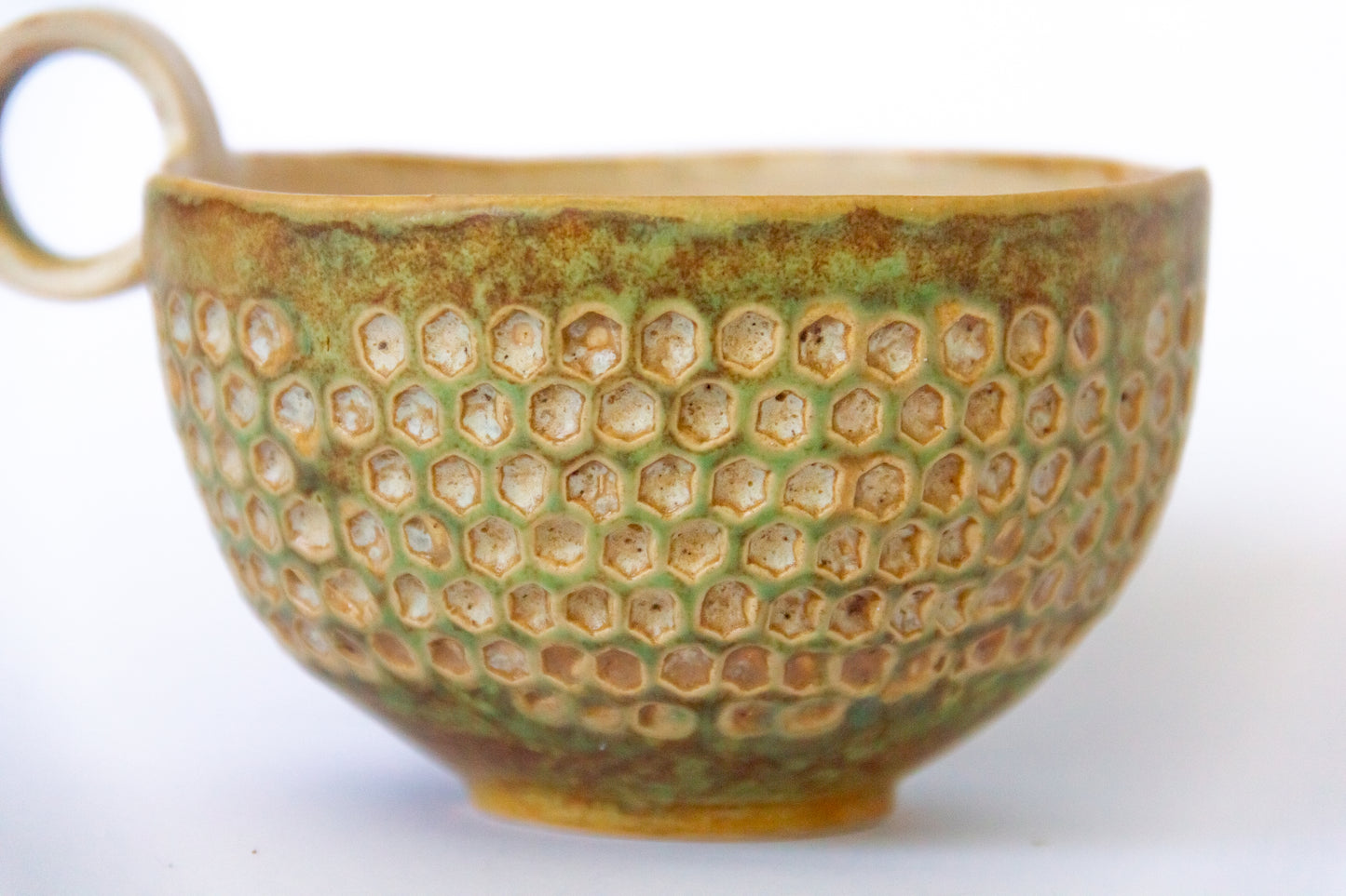 Kubek ceramiczny ze wzorem w kolorze beżowo-zielonym z plamkami