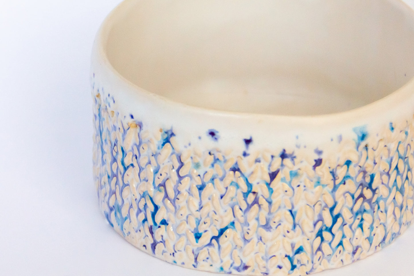 Miska ceramiczna ze wzorem w kolorze biało-niebieskim