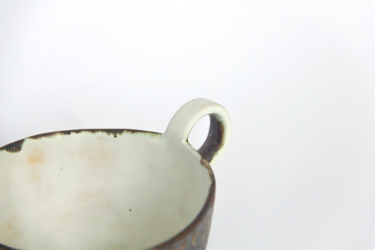 Kubek ceramiczny w kolorze biało-brązowym