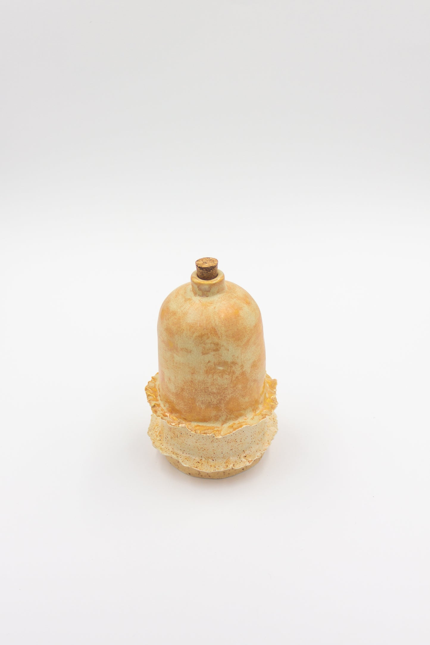 Butelka ceramiczna w beżowo-pomarańczowym kolorze
