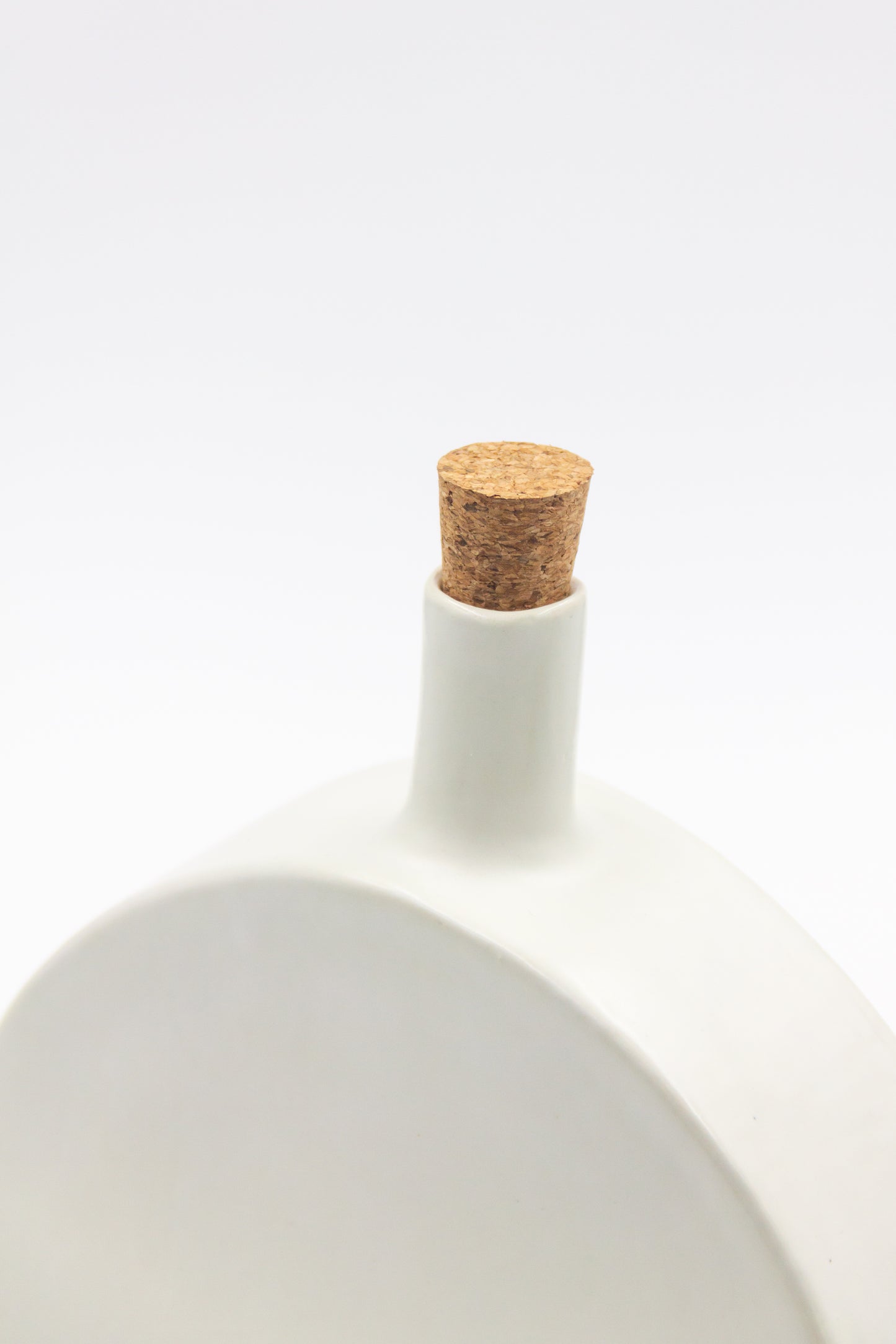 Butelka ceramiczna w białym kolorze