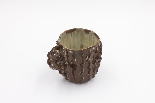 Kubek ceramiczny ze wzorem w brązowym kolorze