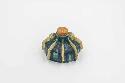 Butelka ceramiczna w zielono-beżowym kolorze