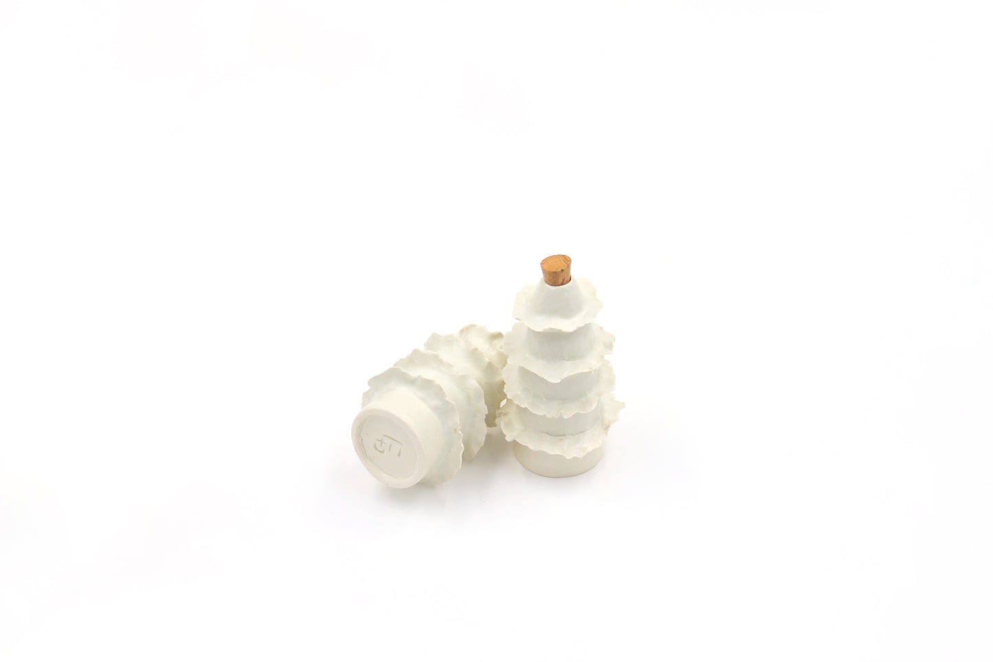 Mała butelka ceramiczna ze wzorem w białym kolorze