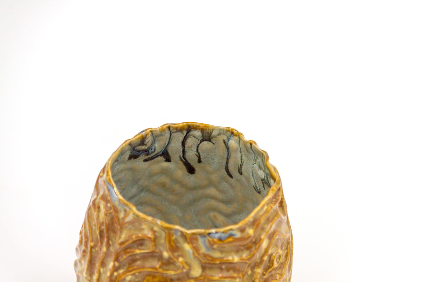 Czarka ceramiczna w brązowo-beżowym kolorze