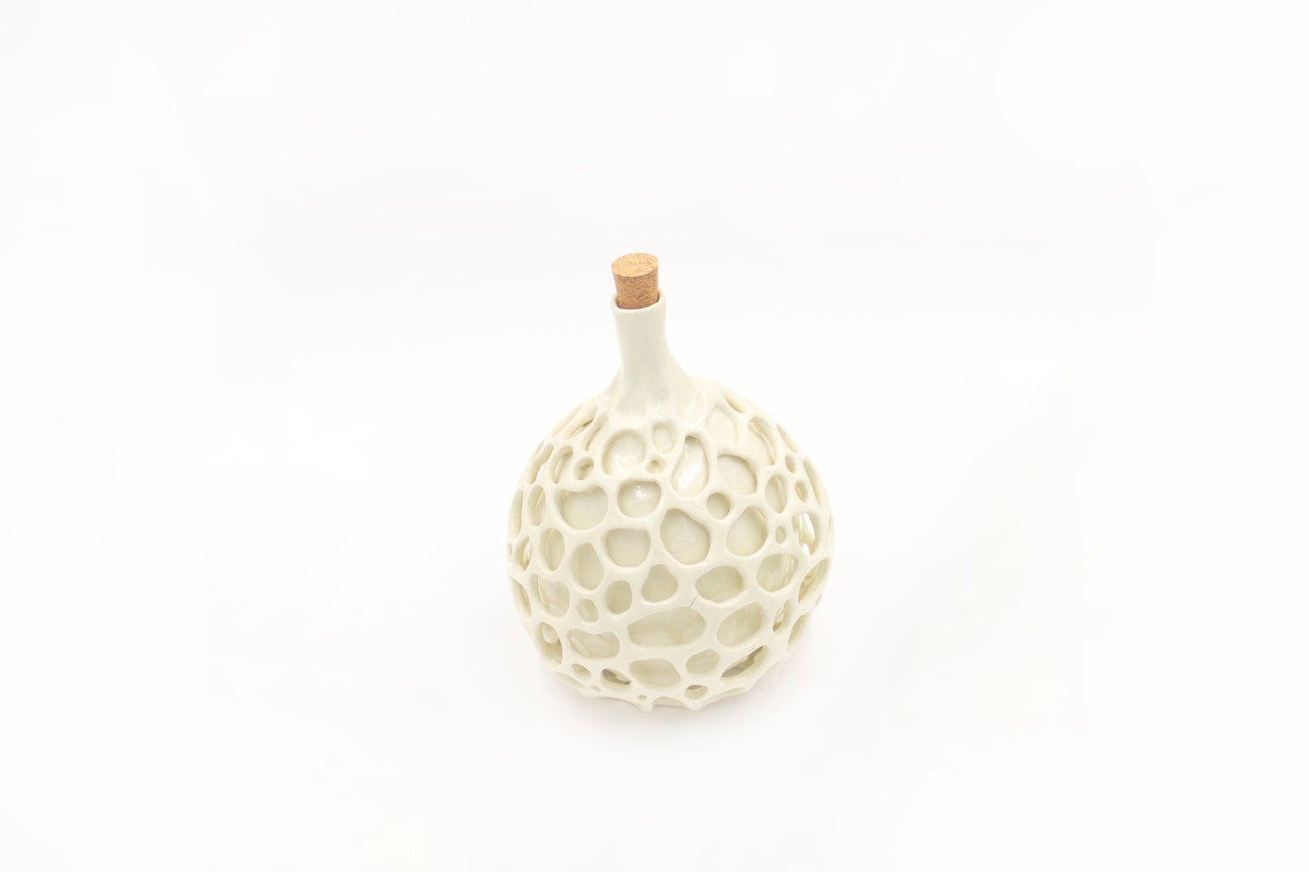 Butelka ceramiczna biała z dekoracją ażurową