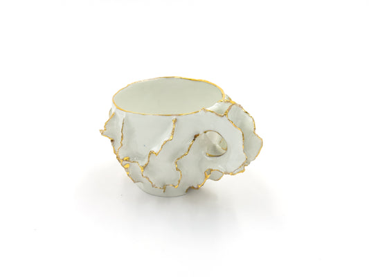Kubek porcelanowy biały z dekorem oraz złoceniem