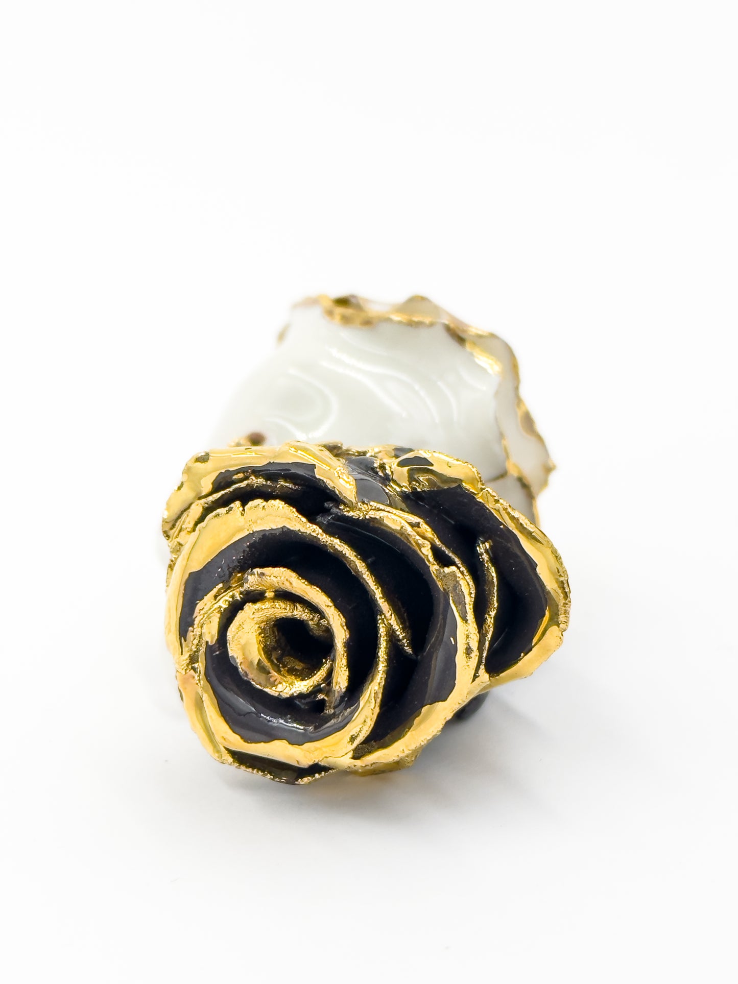 Róże porcelanowe ze złoceniem w czarnym i białym kolorach