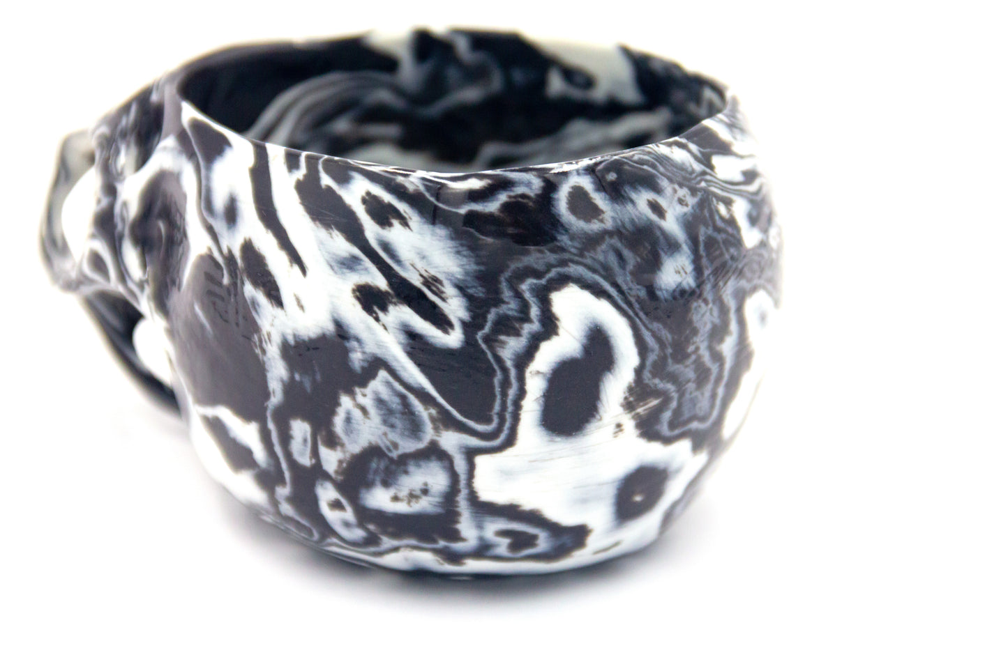 Kubek porcelanowy w kolorze czarno-białym