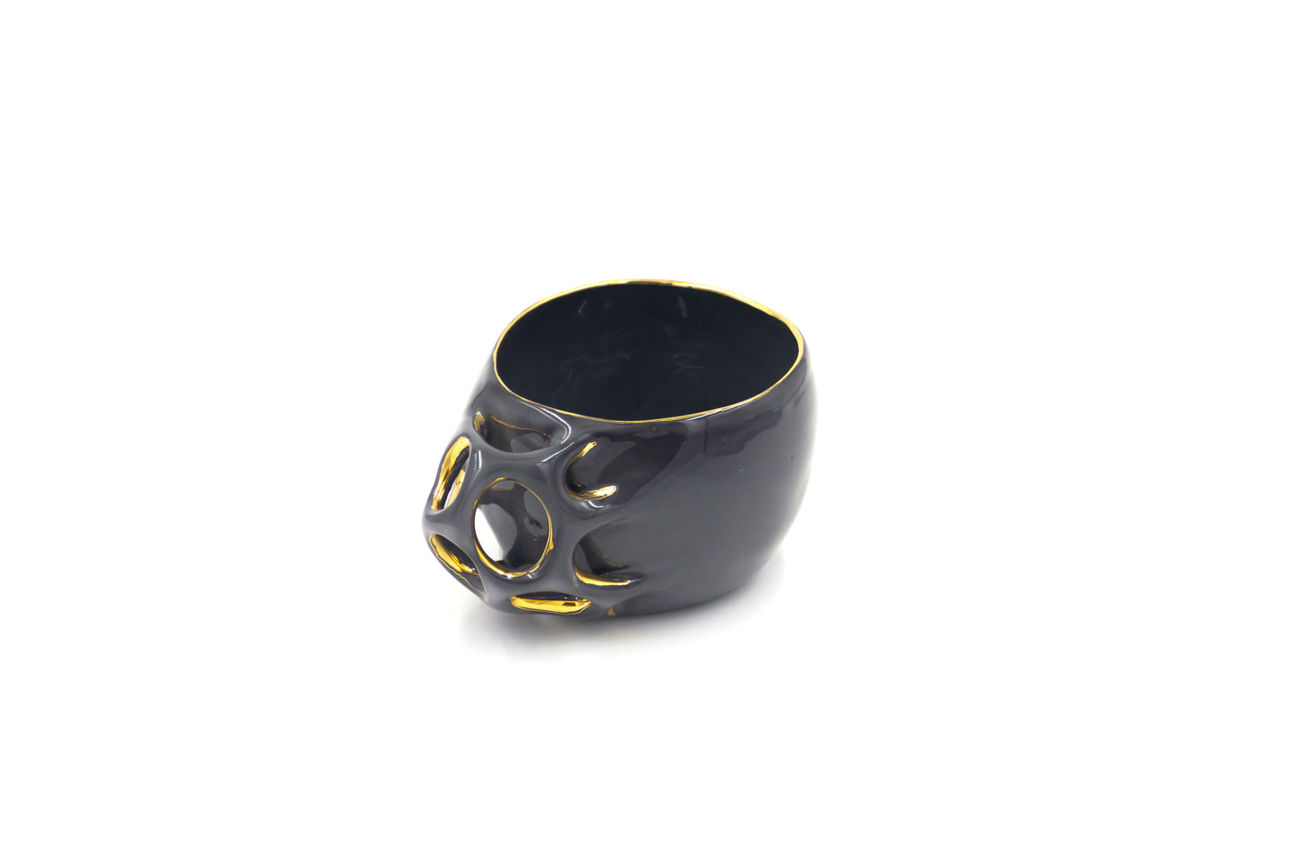 Kubek porcelanowy w czarnym kolorze ze złoceniem