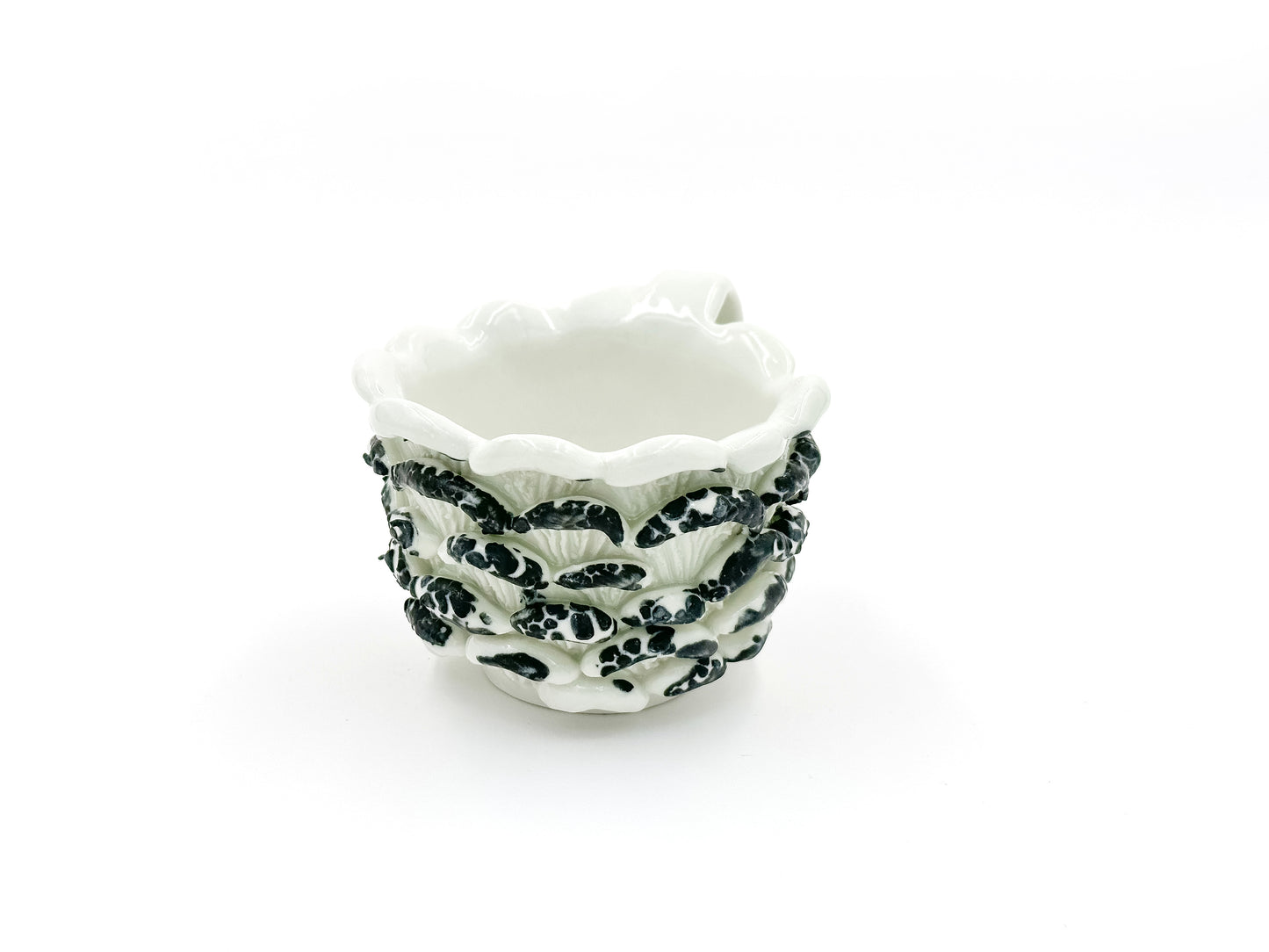 Kubek porcelanowy w kolorze czarno-białym