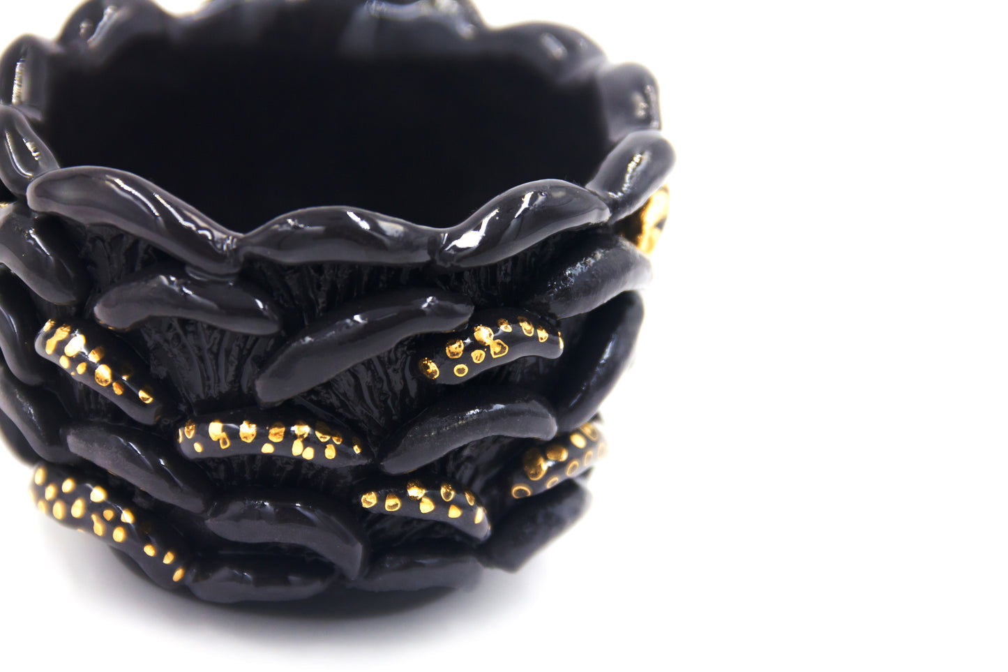 Kubek porcelanowy w czarnym kolorze ze złoceniem