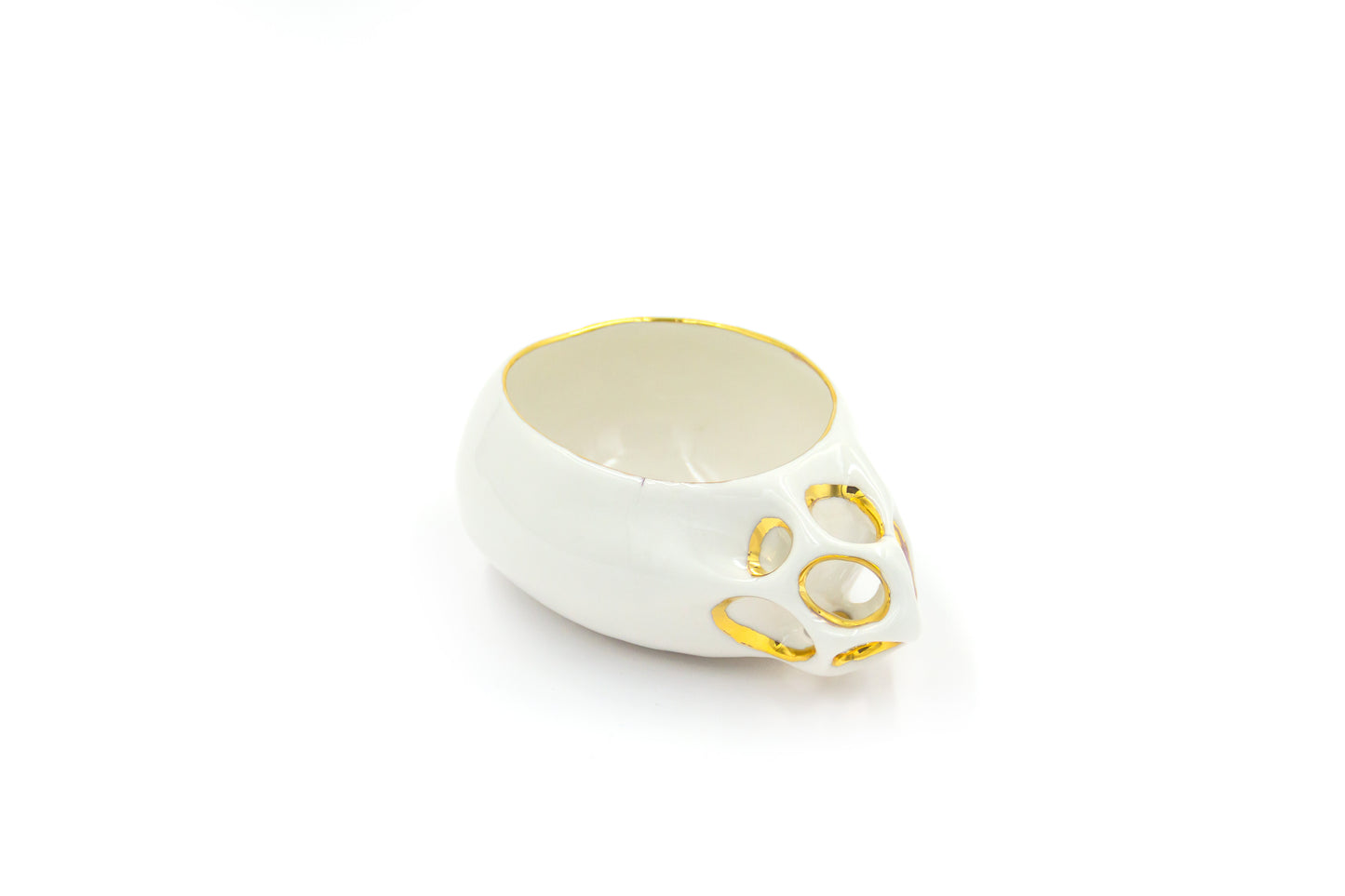 Kubek porcelanowy w białym kolorze ze złoceniem