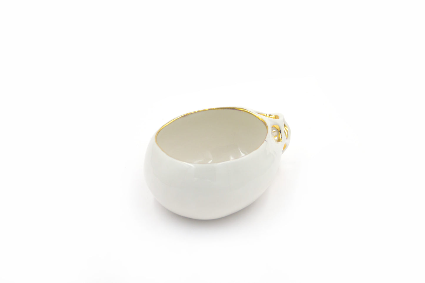 Kubek porcelanowy w białym kolorze ze złoceniem