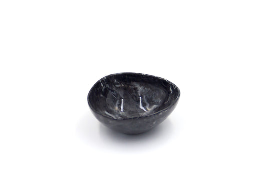 Mała miska porcelanowa w czarnym kolorze z efektem marmuru