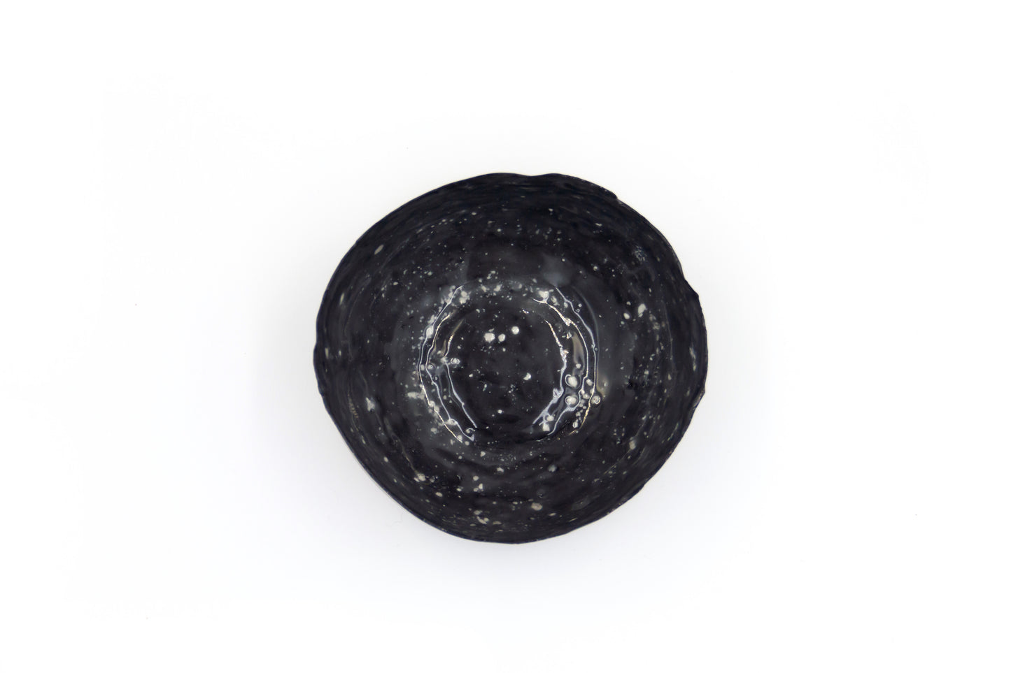 Średnia miska porcelanowa w czarnym kolorze z białymi kropkami