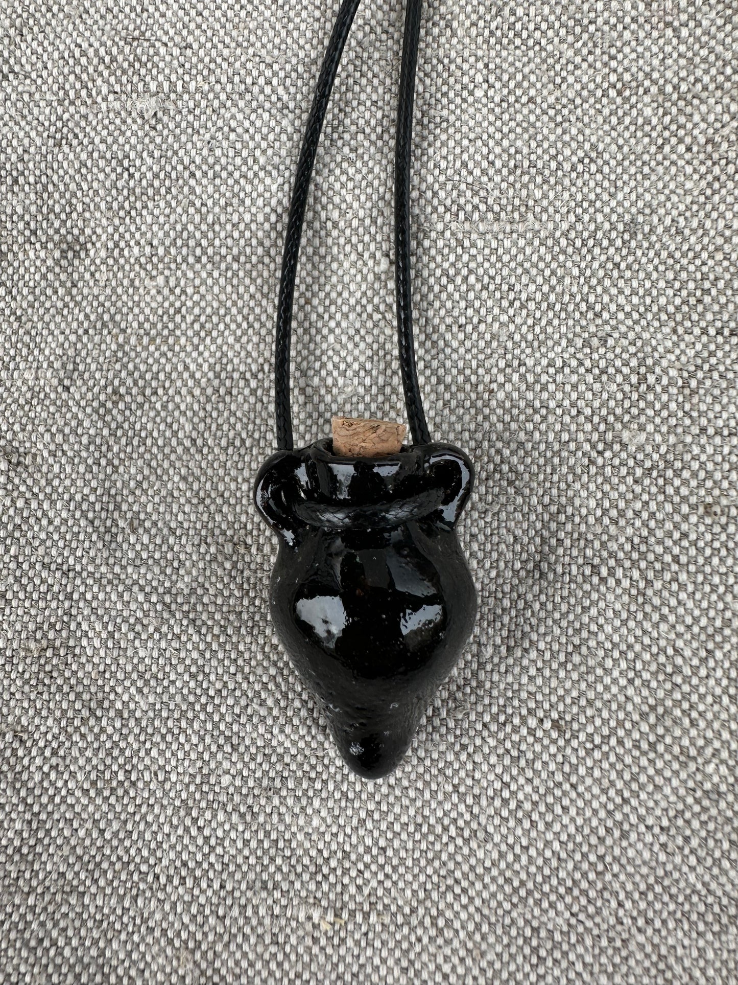 Naszyjnik-amforka czarna na olejki eteryczne
